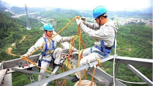 兆复安电气向高空作业的高压电工致敬！